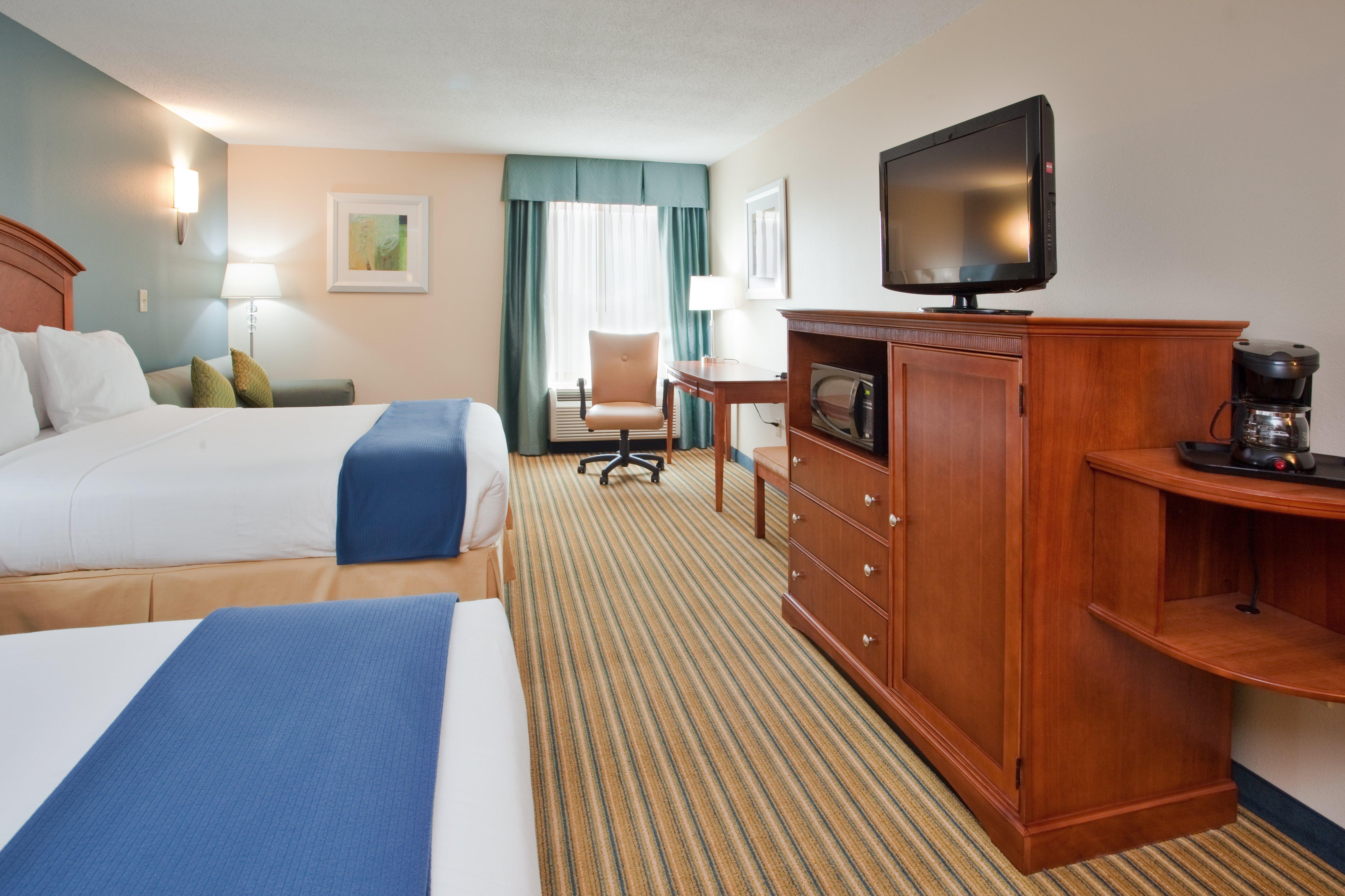 Holiday Inn Express Hotel & Suites Fredericksburg By Ihg Exterior photo
