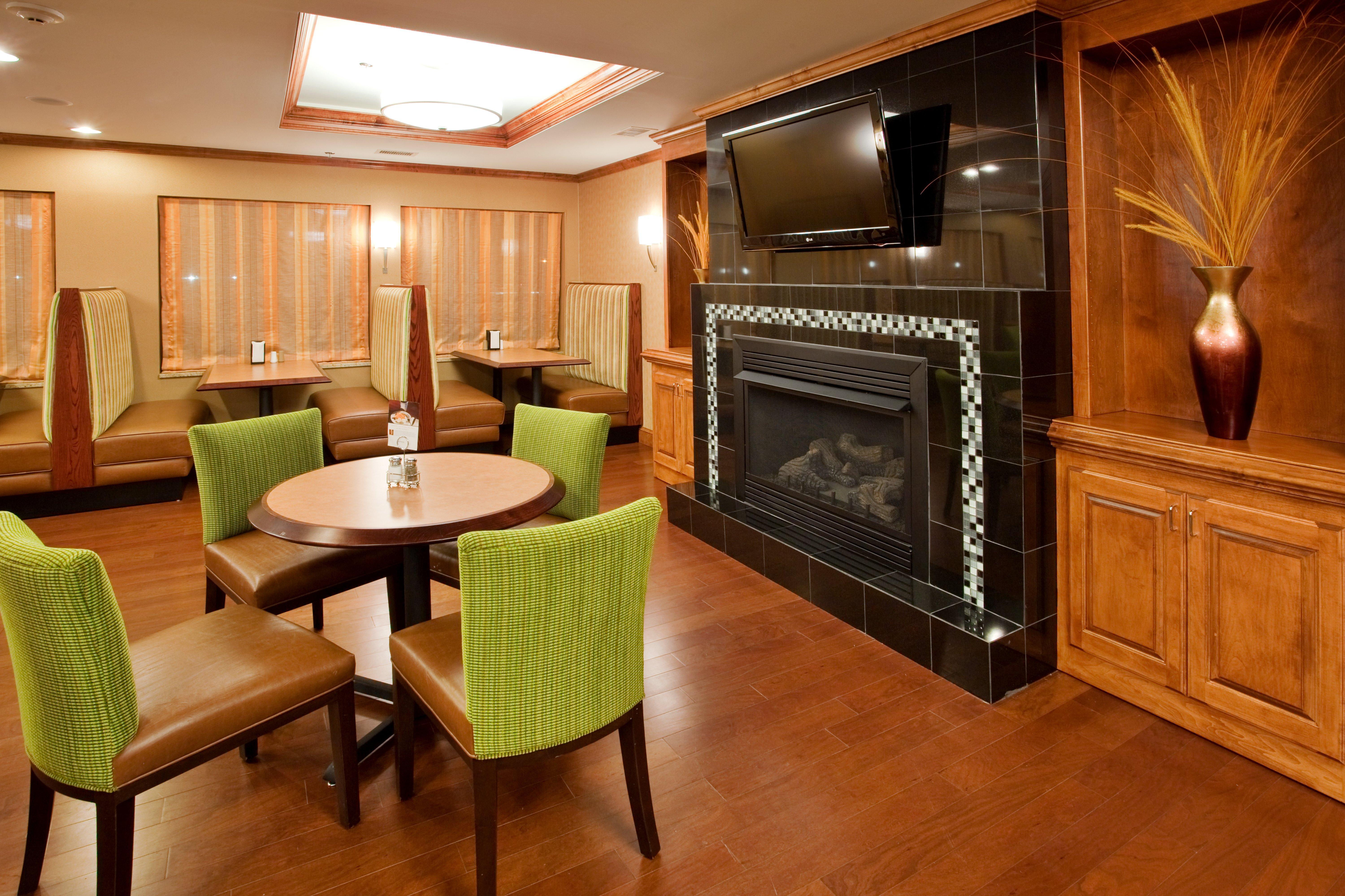 Holiday Inn Express Hotel & Suites Fredericksburg By Ihg Exterior photo