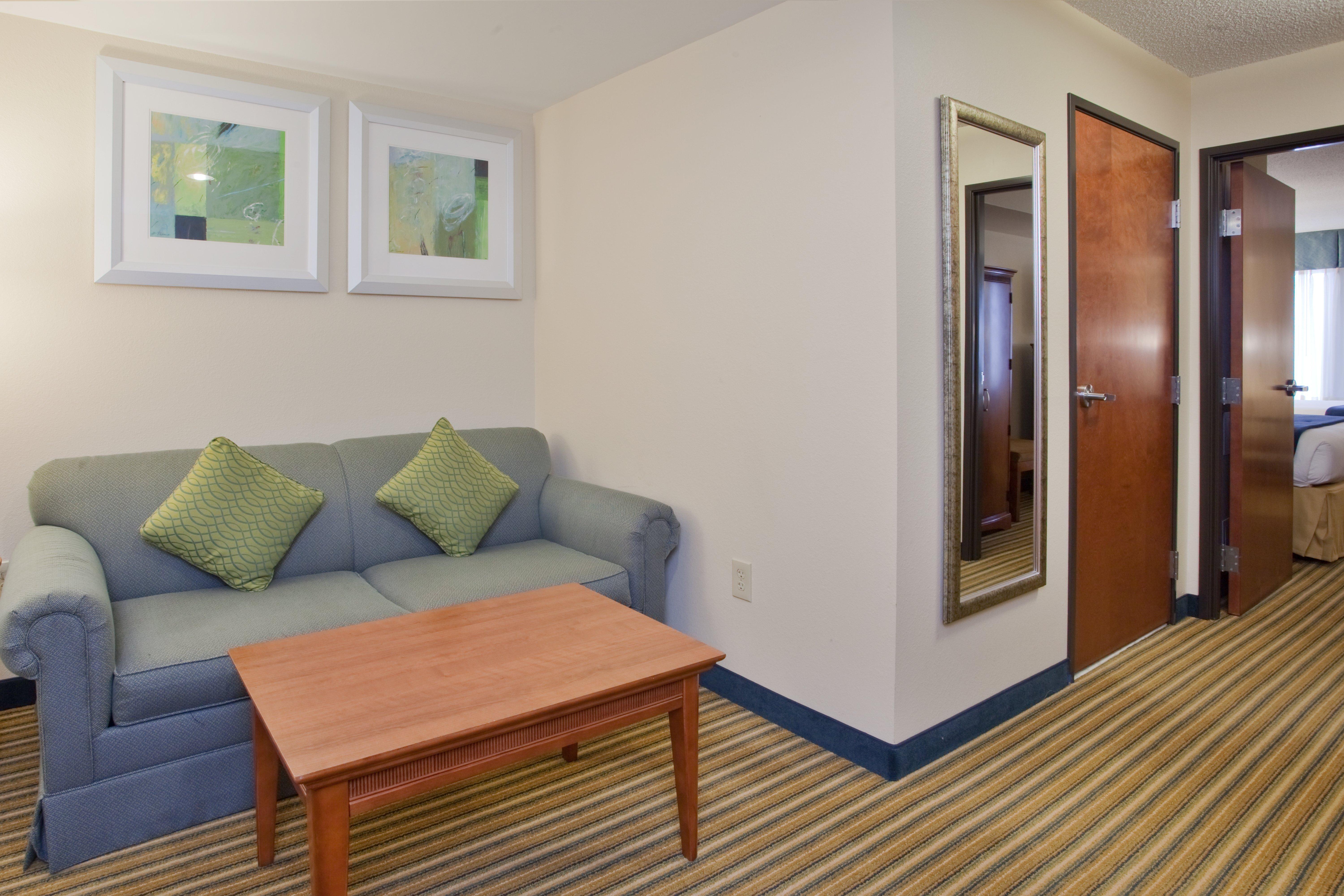 Holiday Inn Express Hotel & Suites Fredericksburg By Ihg Exterior photo