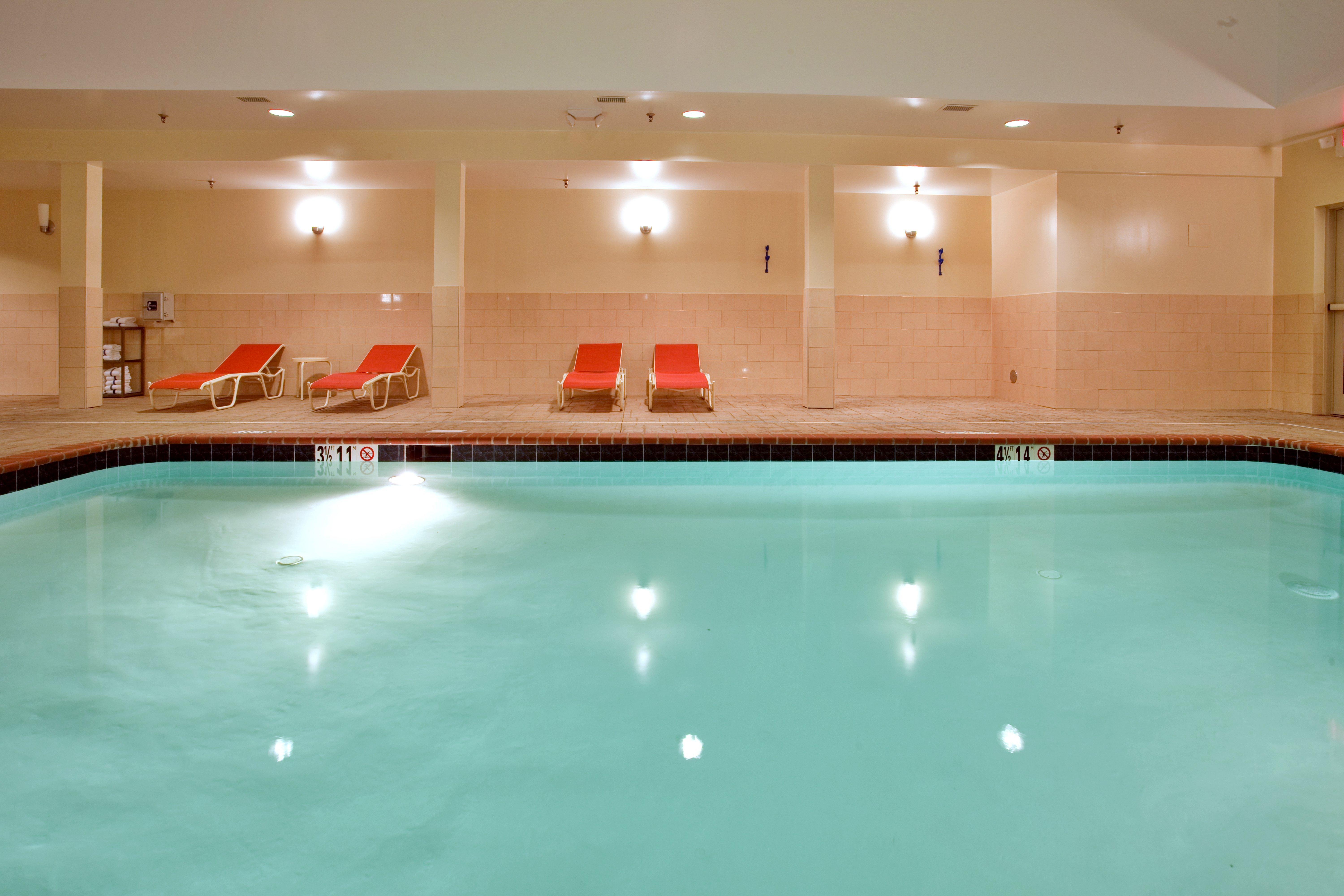 Holiday Inn Express Hotel & Suites Fredericksburg By Ihg Exterior photo