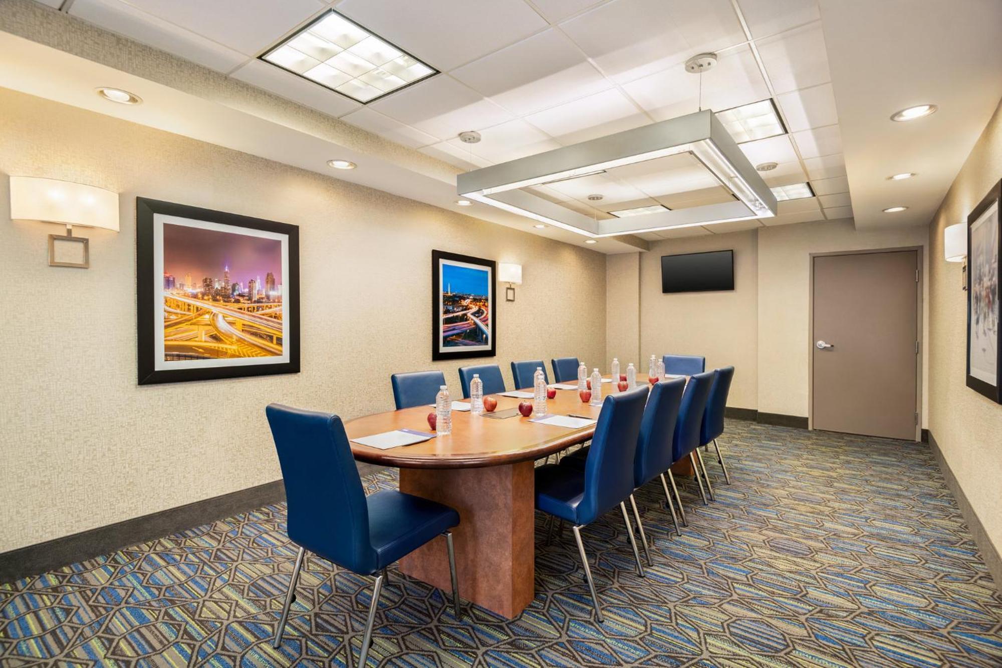 Holiday Inn Express Hotel & Suites Fredericksburg By Ihg Exterior photo