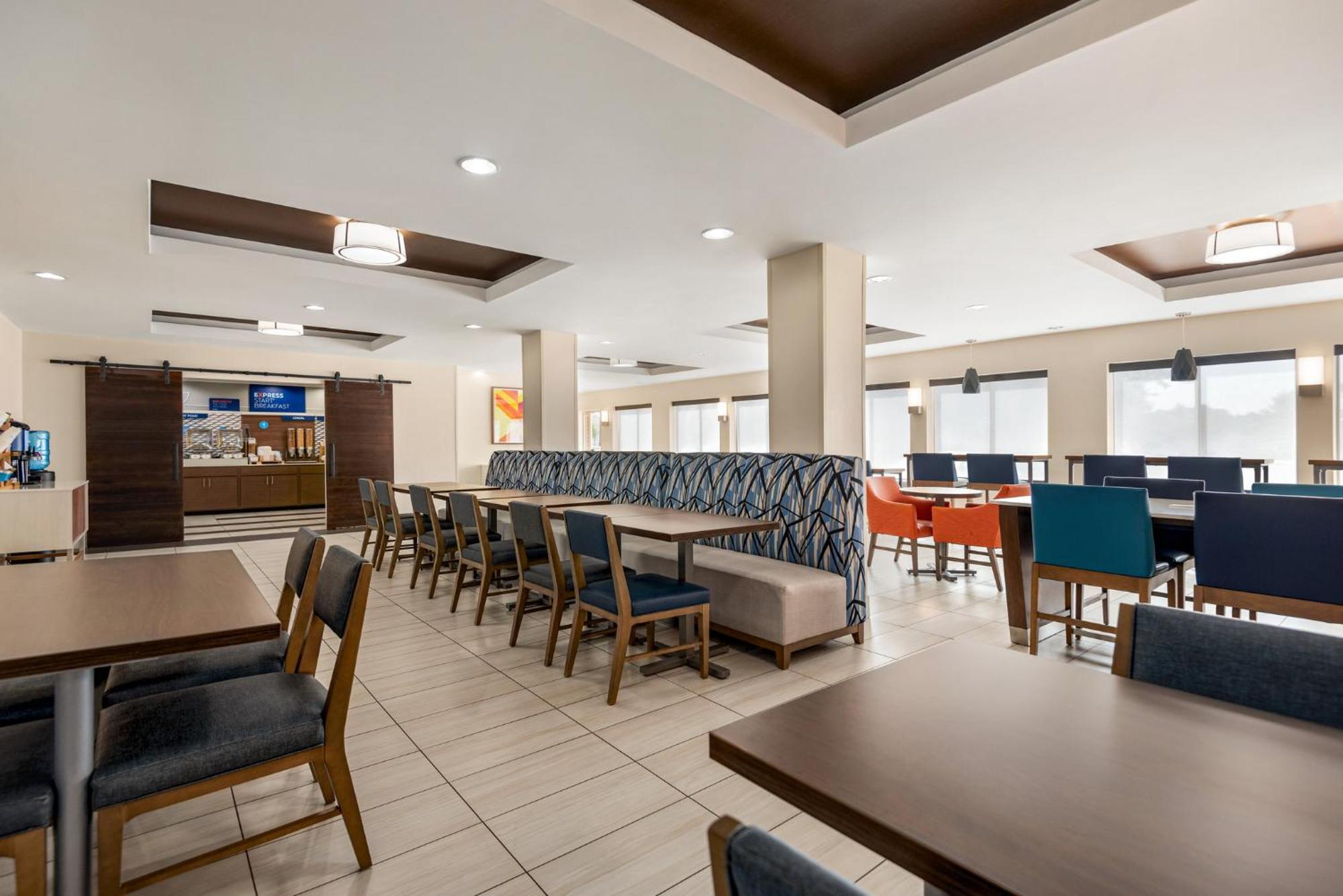 Holiday Inn Express Hotel & Suites Fredericksburg By Ihg Exterior photo