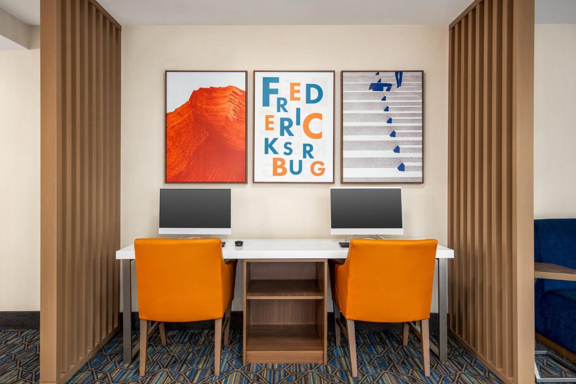 Holiday Inn Express Hotel & Suites Fredericksburg By Ihg Exterior photo