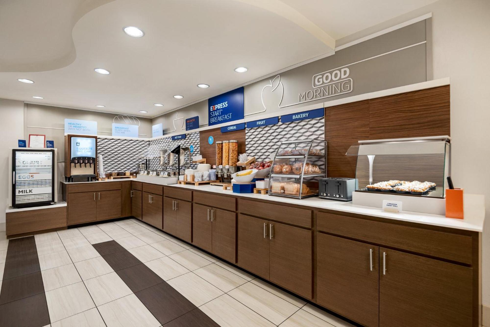 Holiday Inn Express Hotel & Suites Fredericksburg By Ihg Exterior photo