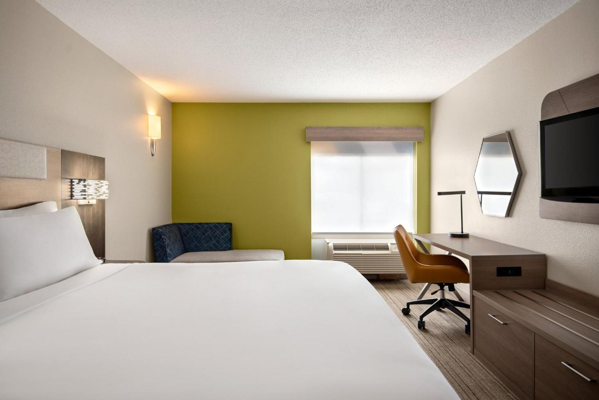 Holiday Inn Express Hotel & Suites Fredericksburg By Ihg Exterior photo