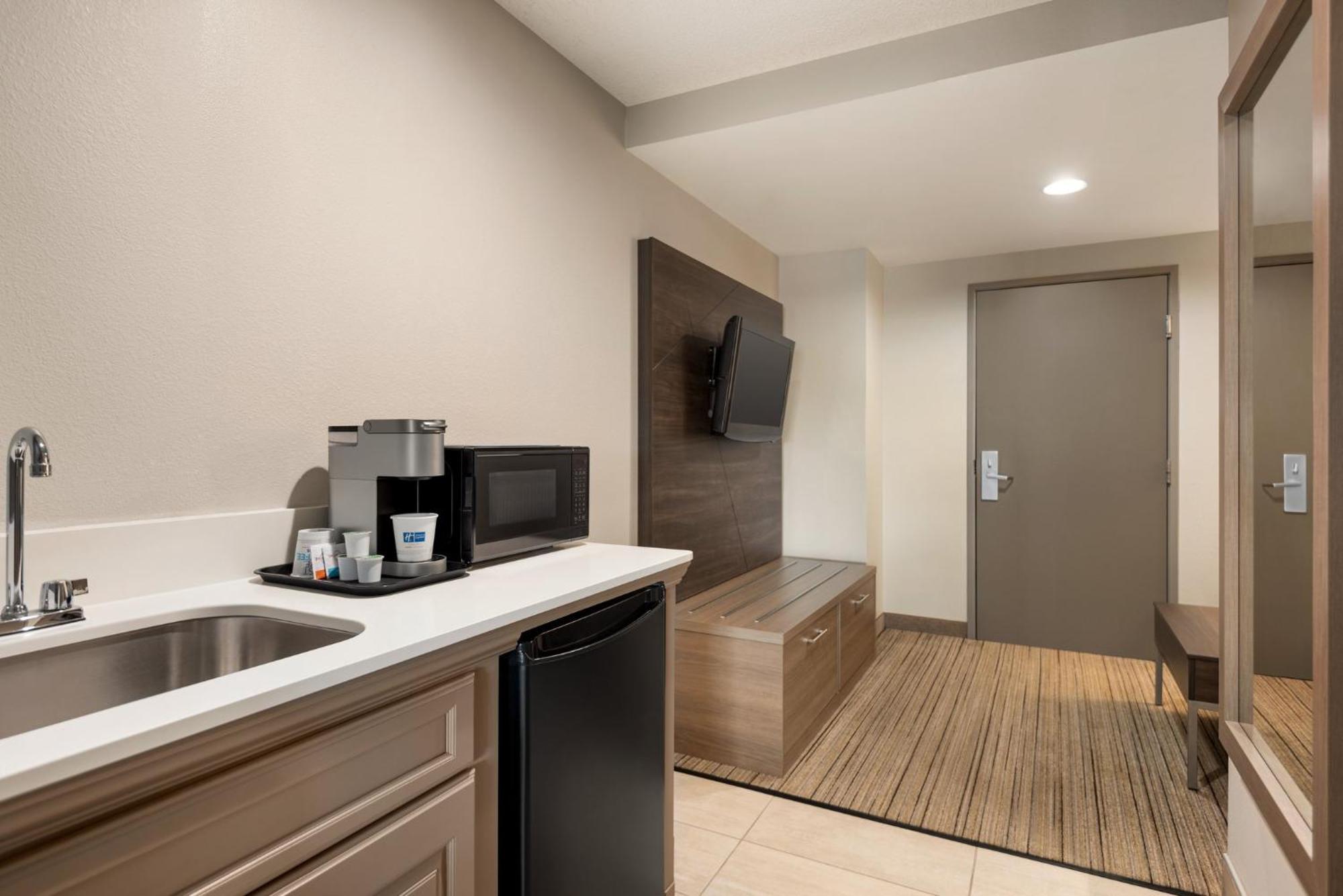 Holiday Inn Express Hotel & Suites Fredericksburg By Ihg Exterior photo
