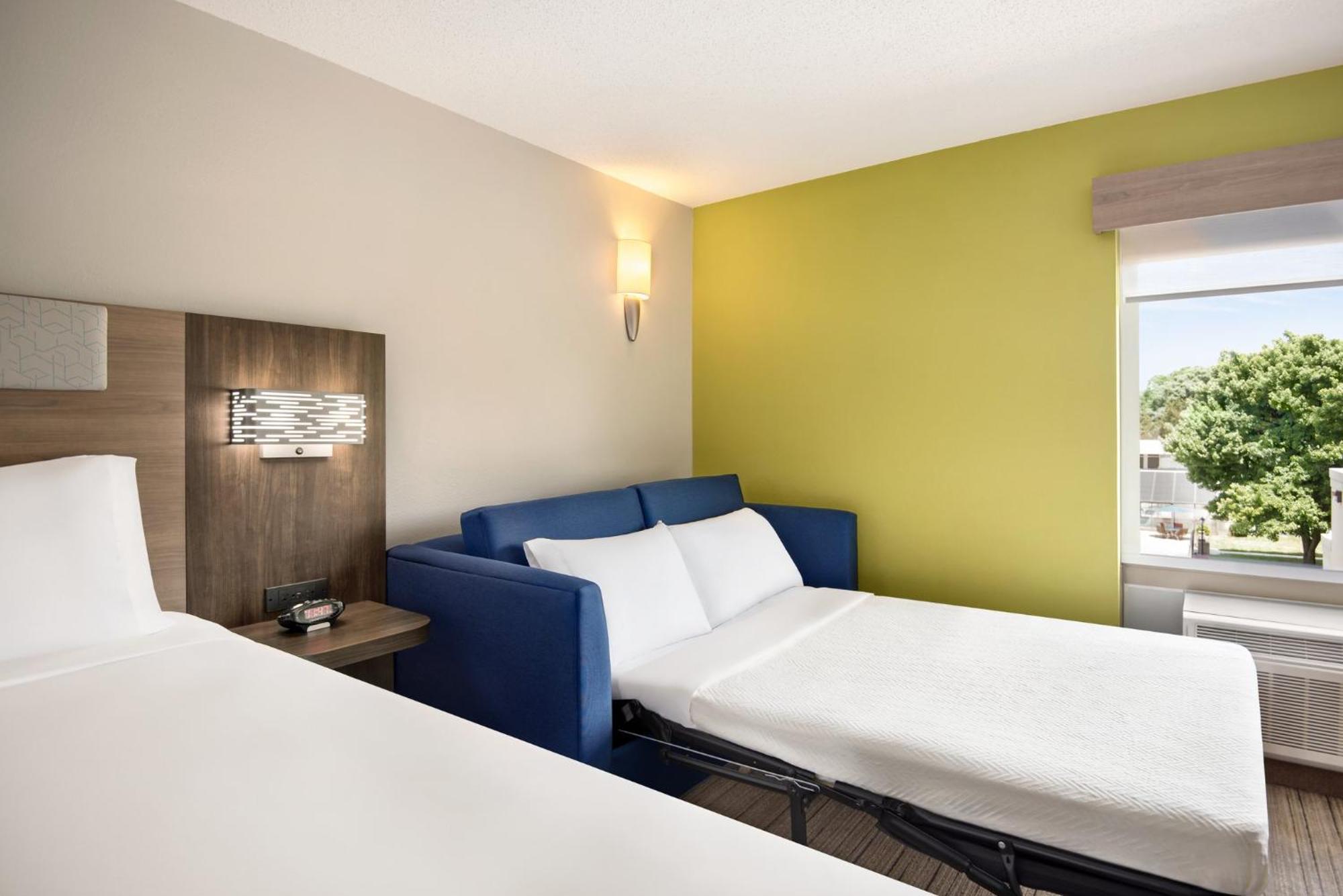 Holiday Inn Express Hotel & Suites Fredericksburg By Ihg Exterior photo