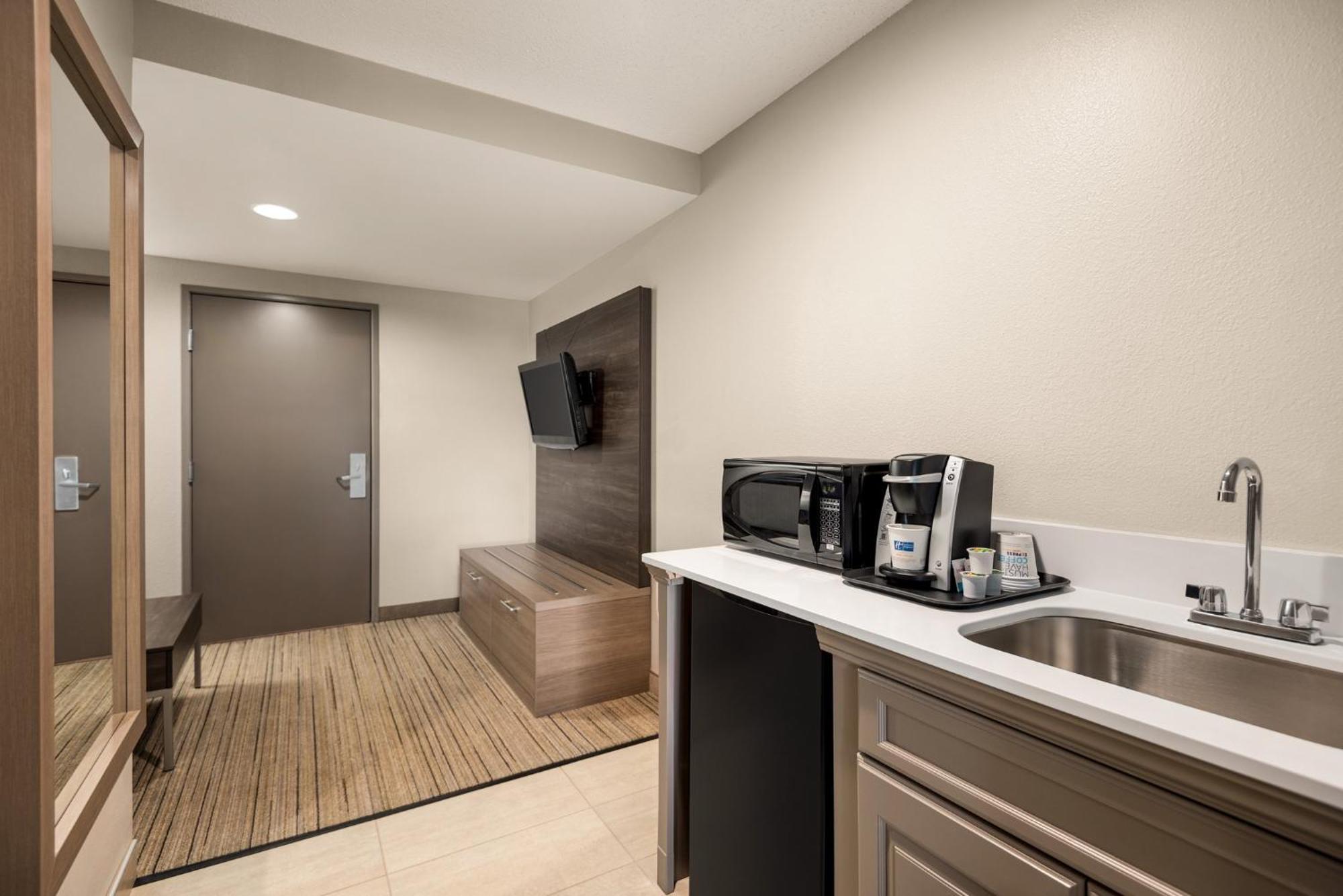 Holiday Inn Express Hotel & Suites Fredericksburg By Ihg Exterior photo