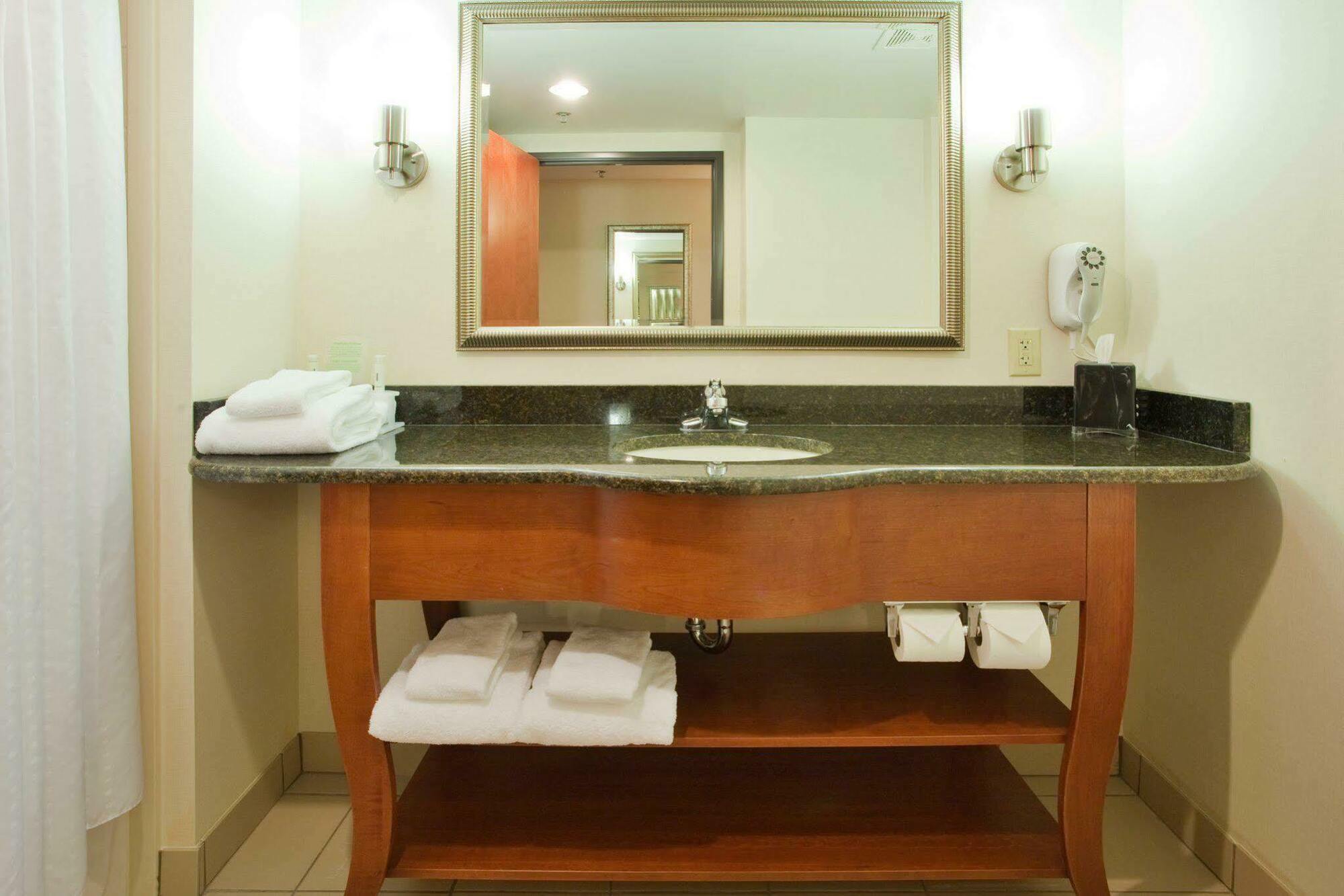 Holiday Inn Express Hotel & Suites Fredericksburg By Ihg Room photo