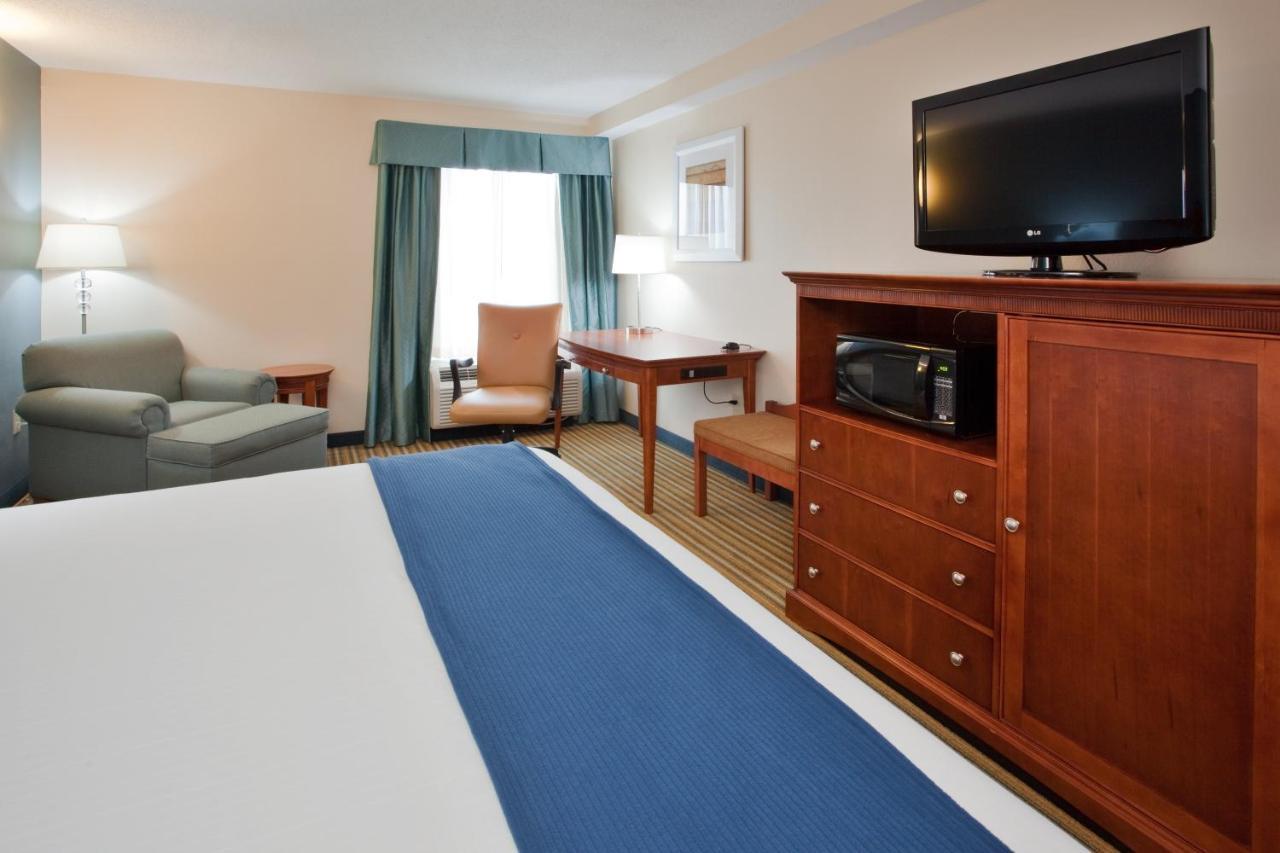 Holiday Inn Express Hotel & Suites Fredericksburg By Ihg Exterior photo